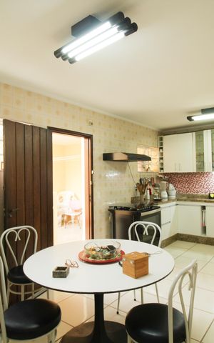 Casa à venda com 148m², 3 quartos e 2 vagas Casa à venda com 148m², 3 quartos e 2 vagasCozinha