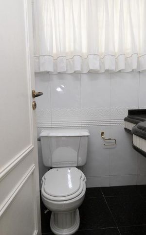 Casa de condomínio à venda com 435m², 4 quartos e 7 vagas Casa de condomínio à venda com 435m², 4 quartos e 7 vagasLavabo