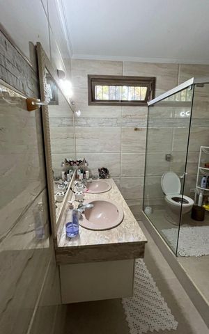 Casa à venda com 450m², 4 quartos e 2 vagas Casa à venda com 450m², 4 quartos e 2 vagasBanheiro