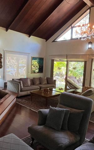 Casa à venda com 450m², 4 quartos e 2 vagas Casa à venda com 450m², 4 quartos e 2 vagasSala