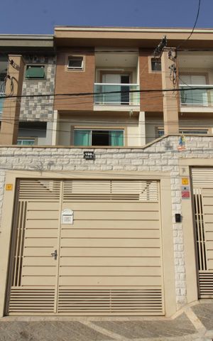 Casa à venda com 146m², 3 quartos e 2 vagas Casa à venda com 146m², 3 quartos e 2 vagasFachada