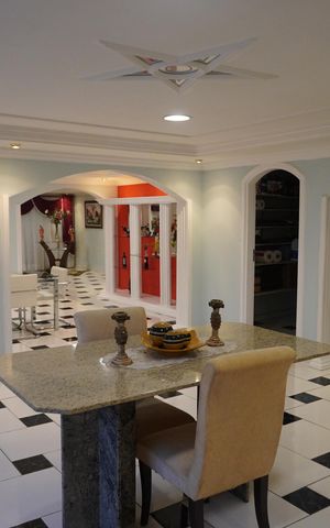 Casa à venda com 1100m², 5 quartos e 6 vagasSala