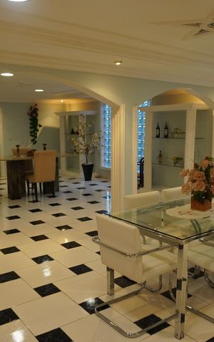Casa à venda com 1100m², 5 quartos e 6 vagasSala