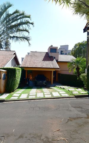 Casa de condomínio à venda com 292m², 5 quartos e 4 vagasFachada