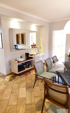 Casa de condomínio à venda com 292m², 5 quartos e 4 vagasSala
