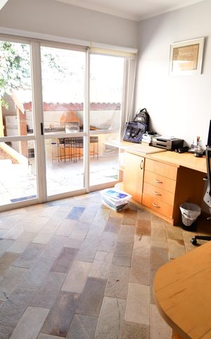 Casa de condomínio à venda com 292m², 5 quartos e 4 vagasEscritório