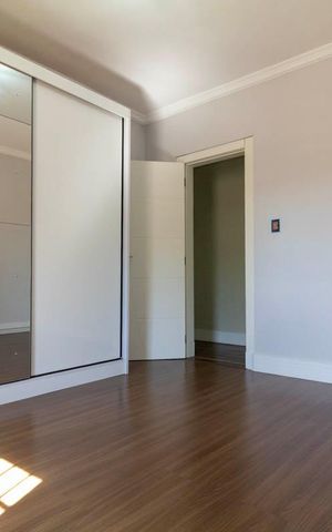 Casa à venda com 267m², 4 quartos e 6 vagas Casa à venda com 267m², 4 quartos e 6 vagasQuarto 2