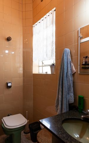 Casa à venda com 250m², 5 quartos e 2 vagas Casa à venda com 250m², 5 quartos e 2 vagasBanheiro