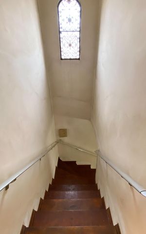 Casa à venda com 125m², 2 quartos e 2 vagas Casa à venda com 125m², 2 quartos e 2 vagasEscada