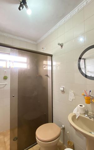 Casa à venda com 125m², 2 quartos e 2 vagas Casa à venda com 125m², 2 quartos e 2 vagasBanheiro