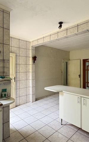 Casa à venda com 253m², 5 quartos e 3 vagasCozinha 