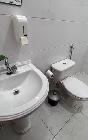 Casa de condomínio para alugar com 618m², 4 quartos e 4 vagas Casa de condomínio para alugar com 618m², 4 quartos e 4 vagasBanheiro externo