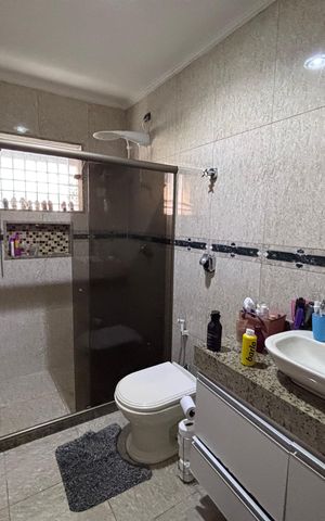 Casa de condomínio para alugar com 618m², 4 quartos e 4 vagas Casa de condomínio para alugar com 618m², 4 quartos e 4 vagasBanheiro do Quarto 1