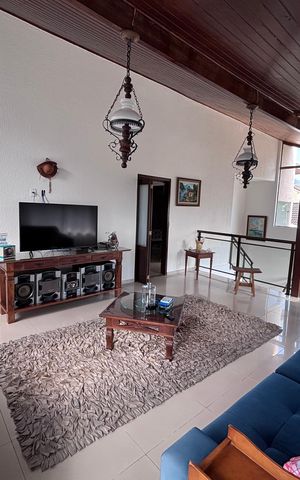 Casa de condomínio para alugar com 618m², 4 quartos e 4 vagas Casa de condomínio para alugar com 618m², 4 quartos e 4 vagasSala de TV