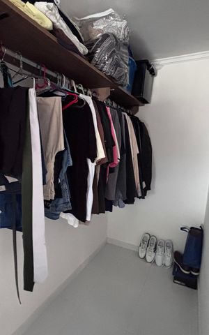 Casa de condomínio para alugar com 618m², 4 quartos e 4 vagas Casa de condomínio para alugar com 618m², 4 quartos e 4 vagasCloset do quarto 2