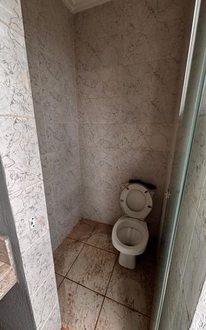 Casa de condomínio à venda com 520m², 4 quartos e 9 vagas Casa de condomínio à venda com 520m², 4 quartos e 9 vagasBanheiro área externa