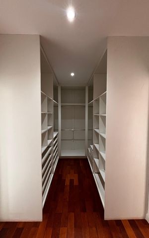 Casa de condomínio à venda com 520m², 4 quartos e 9 vagas Casa de condomínio à venda com 520m², 4 quartos e 9 vagasCloset