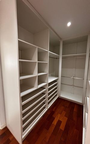 Casa de condomínio à venda com 520m², 4 quartos e 9 vagas Casa de condomínio à venda com 520m², 4 quartos e 9 vagasCloset