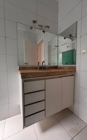 Casa de condomínio à venda com 520m², 4 quartos e 9 vagas Casa de condomínio à venda com 520m², 4 quartos e 9 vagasBanheiro suíte 4