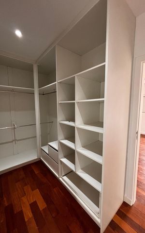 Casa de condomínio à venda com 520m², 4 quartos e 9 vagas Casa de condomínio à venda com 520m², 4 quartos e 9 vagasCloset