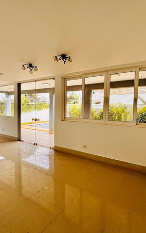 Casa de condomínio à venda com 520m², 4 quartos e 9 vagas Casa de condomínio à venda com 520m², 4 quartos e 9 vagasSala