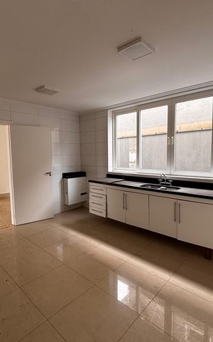 Casa de condomínio à venda com 520m², 4 quartos e 9 vagas Casa de condomínio à venda com 520m², 4 quartos e 9 vagasCozinha