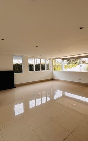 Casa de condomínio à venda com 520m², 4 quartos e 9 vagas Casa de condomínio à venda com 520m², 4 quartos e 9 vagasSala