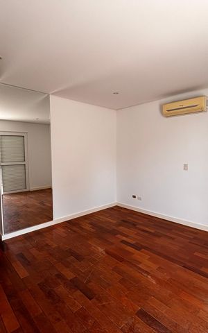 Casa de condomínio à venda com 520m², 4 quartos e 9 vagas Casa de condomínio à venda com 520m², 4 quartos e 9 vagasSuíte 4
