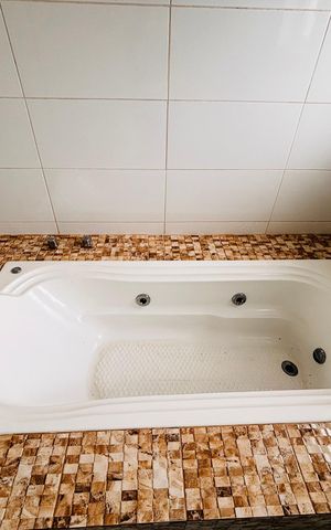 Casa de condomínio à venda com 520m², 4 quartos e 9 vagas Casa de condomínio à venda com 520m², 4 quartos e 9 vagasBanheira suíte 1