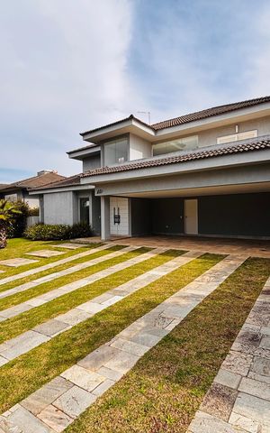Casa de condomínio à venda com 520m², 4 quartos e 9 vagas Casa de condomínio à venda com 520m², 4 quartos e 9 vagasFachada