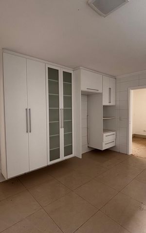 Casa de condomínio à venda com 520m², 4 quartos e 9 vagas Casa de condomínio à venda com 520m², 4 quartos e 9 vagasCozinha