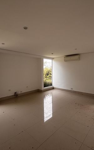 Casa de condomínio à venda com 520m², 4 quartos e 9 vagas Casa de condomínio à venda com 520m², 4 quartos e 9 vagasSala