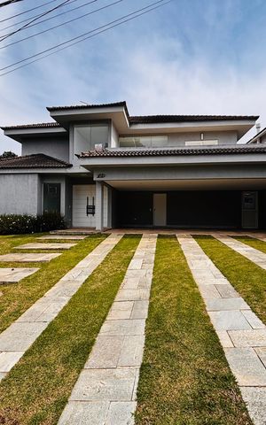 Casa de condomínio à venda com 520m², 4 quartos e 9 vagas Casa de condomínio à venda com 520m², 4 quartos e 9 vagasFachada