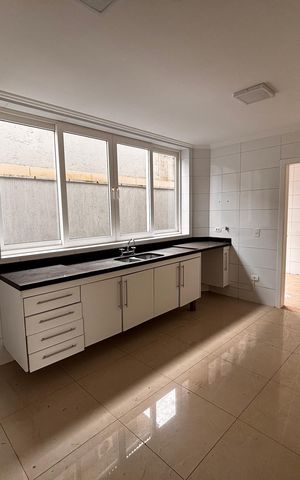 Casa de condomínio à venda com 520m², 4 quartos e 9 vagas Casa de condomínio à venda com 520m², 4 quartos e 9 vagasCozinha