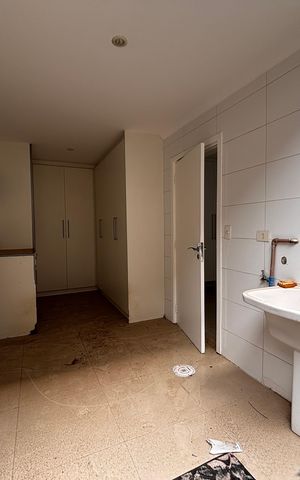 Casa de condomínio à venda com 520m², 4 quartos e 9 vagas Casa de condomínio à venda com 520m², 4 quartos e 9 vagasLavanderia