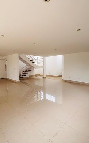 Casa de condomínio à venda com 520m², 4 quartos e 9 vagas Casa de condomínio à venda com 520m², 4 quartos e 9 vagasSala