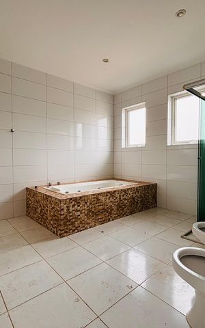 Casa de condomínio à venda com 520m², 4 quartos e 9 vagas Casa de condomínio à venda com 520m², 4 quartos e 9 vagasBanheiro suíte 1