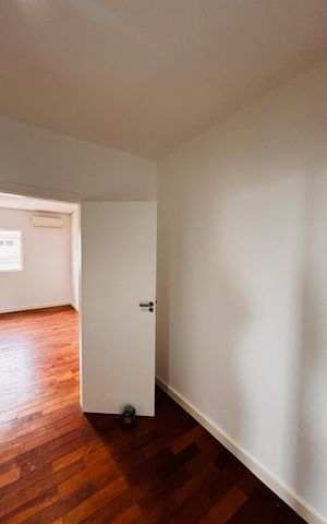 Casa de condomínio à venda com 520m², 4 quartos e 9 vagas Casa de condomínio à venda com 520m², 4 quartos e 9 vagasCloset