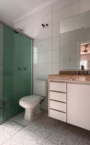 Casa de condomínio à venda com 520m², 4 quartos e 9 vagas Casa de condomínio à venda com 520m², 4 quartos e 9 vagasBanheiro suíte 3