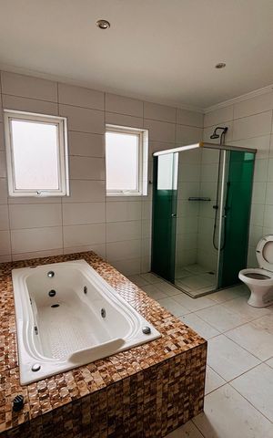 Casa de condomínio à venda com 520m², 4 quartos e 9 vagas Casa de condomínio à venda com 520m², 4 quartos e 9 vagasBanheiro suíte 1
