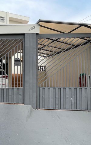 Casa à venda com 145m², 4 quartos e 2 vagas Casa à venda com 145m², 4 quartos e 2 vagasFachada