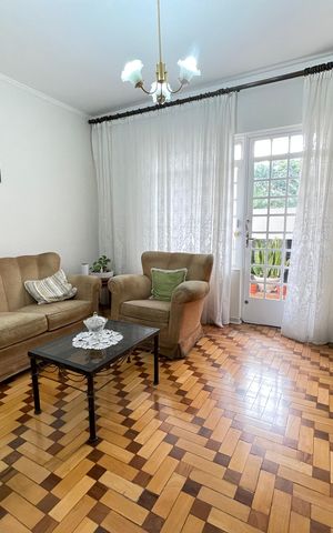 Casa à venda com 145m², 4 quartos e 2 vagas Casa à venda com 145m², 4 quartos e 2 vagasSala
