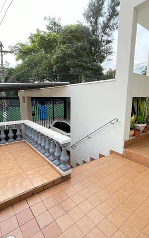 Casa à venda com 145m², 4 quartos e 2 vagas Casa à venda com 145m², 4 quartos e 2 vagasEntrada