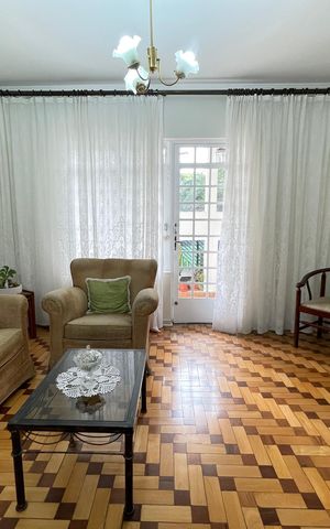 Casa à venda com 145m², 4 quartos e 2 vagas Casa à venda com 145m², 4 quartos e 2 vagasSala