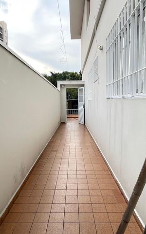 Casa à venda com 145m², 4 quartos e 2 vagas Casa à venda com 145m², 4 quartos e 2 vagasCorredor Lateral