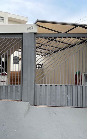 Casa à venda com 145m², 4 quartos e 2 vagas Casa à venda com 145m², 4 quartos e 2 vagasFachada