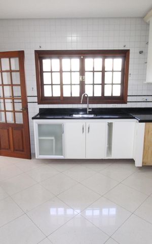 Casa de condomínio para alugar com 300m², 4 quartos e 2 vagasCozinha
