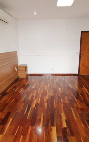 Casa de condomínio para alugar com 300m², 4 quartos e 2 vagasSuíte 