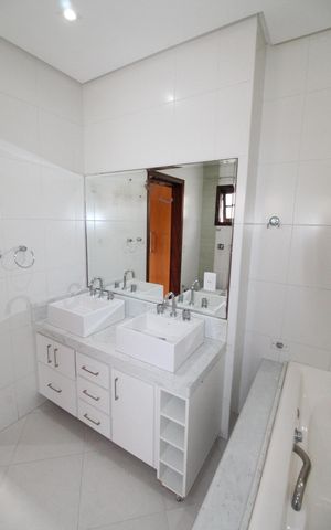 Casa de condomínio para alugar com 300m², 4 quartos e 2 vagasBanheiro da Suíte 