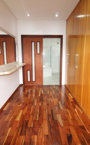 Casa de condomínio para alugar com 300m², 4 quartos e 2 vagasSuíte 